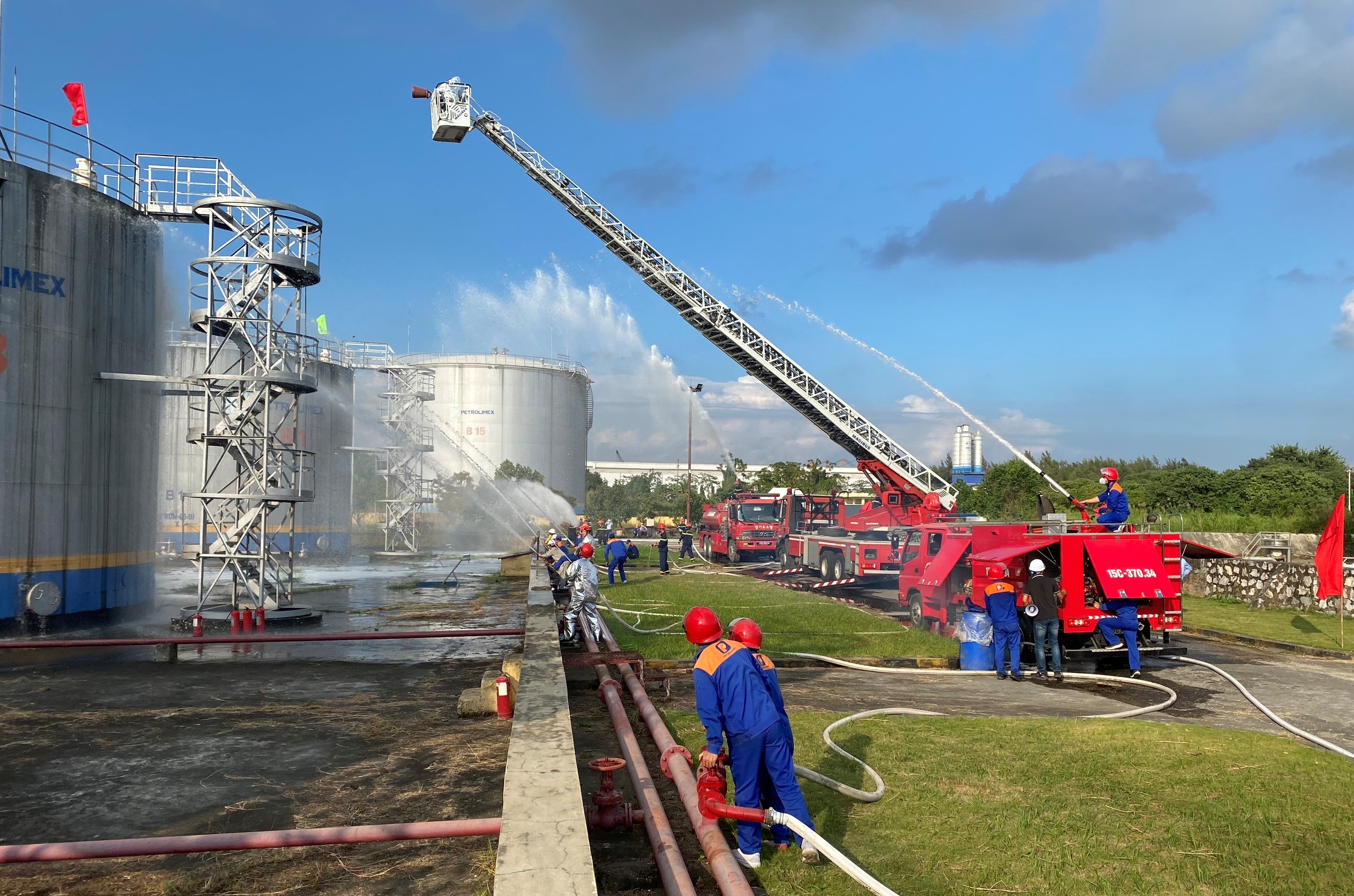 Cụm doanh nghiệp an toàn PCCC Sở Dầu: Thực tập phương án chữa cháy và cứu nạn, cứu hộ với 250 người tham gia